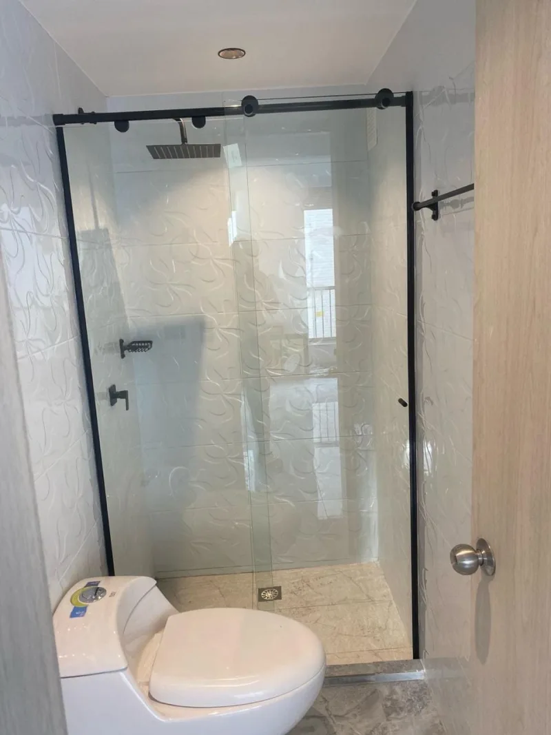Divisiones de Baño con Accesorios Color Negros — vista 2