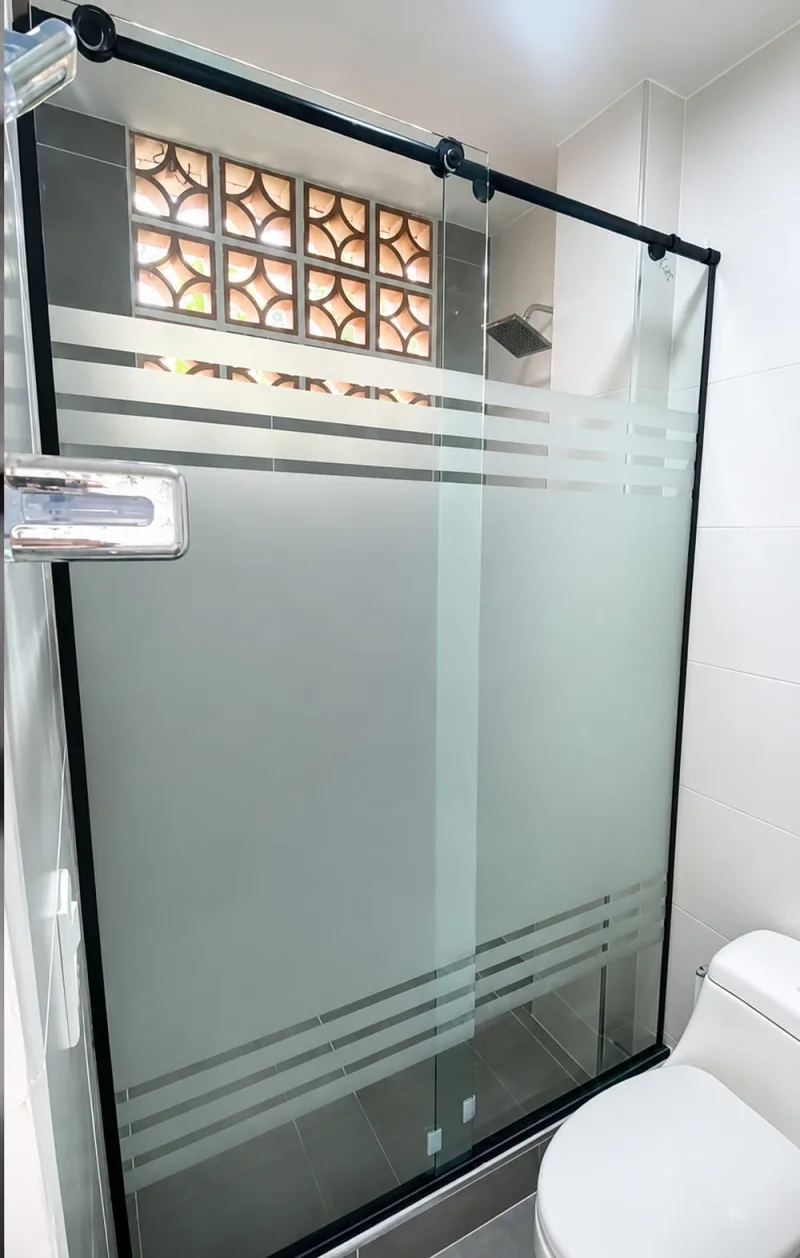 Divisiones de Baño con Accesorios Color Negros — vista 3